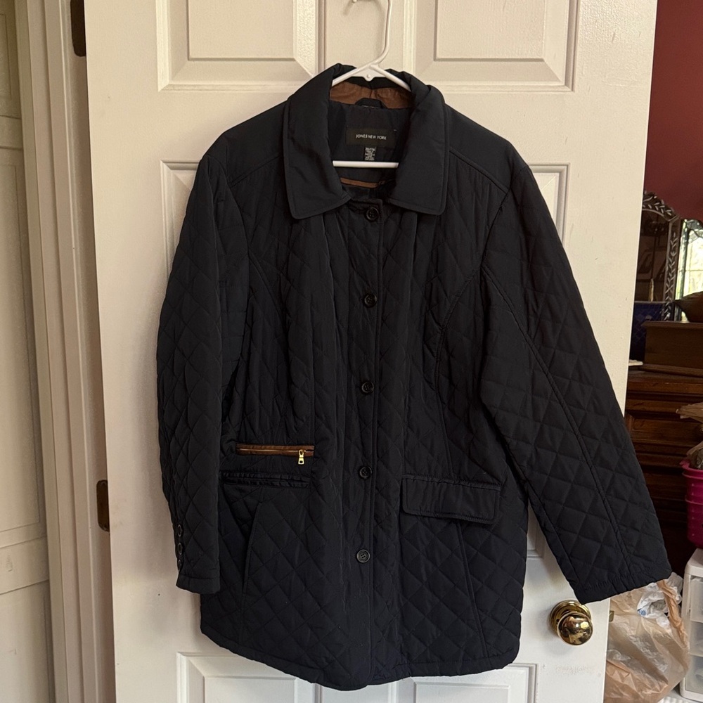 Jones New York women’s Black Quilted Button-Up Coat Size 2x